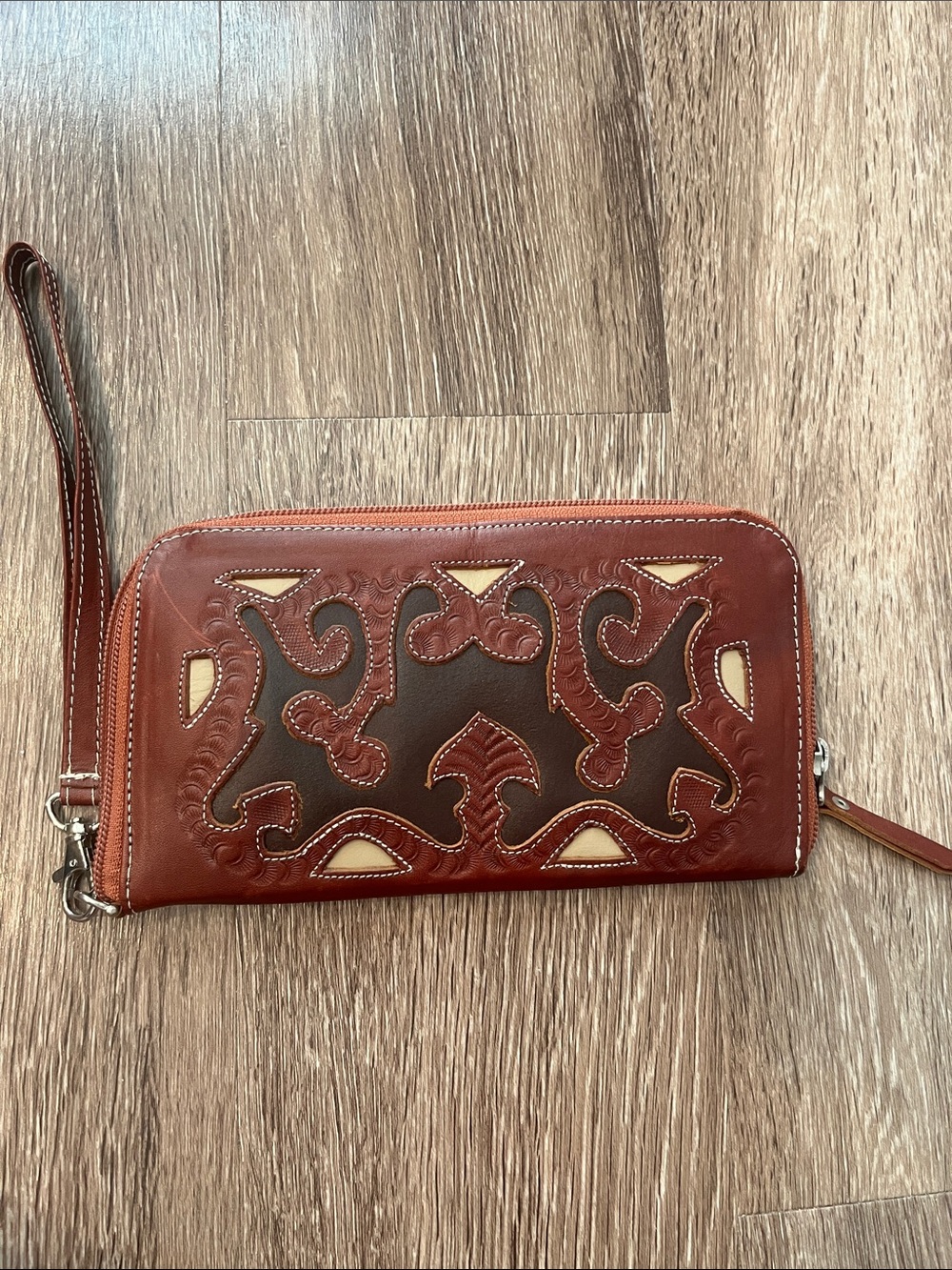 Leaders in Leather Scroll Cognac Cut out wallet